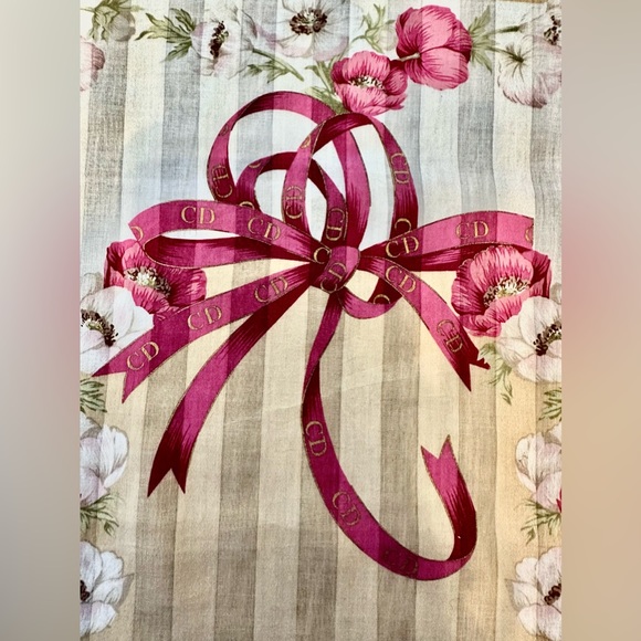 FREE Dior with a $400purchase. NWOT Clean no damage no box with a gift - Picture 2 of 4